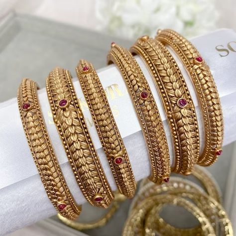 SokoraJewels - Etsy UK Bangle Set Gold Design, Gold Bangles Design Set Of 6, Rajputi Bangles Design, Set Bangles Designs In Gold, Bangals Gold For Women, Bangles Jewelry Designs Gold Simple, Gold Bangles Set Of 4 Indian, 4 Bangles Set Gold, Kangan Gold Bangle Set