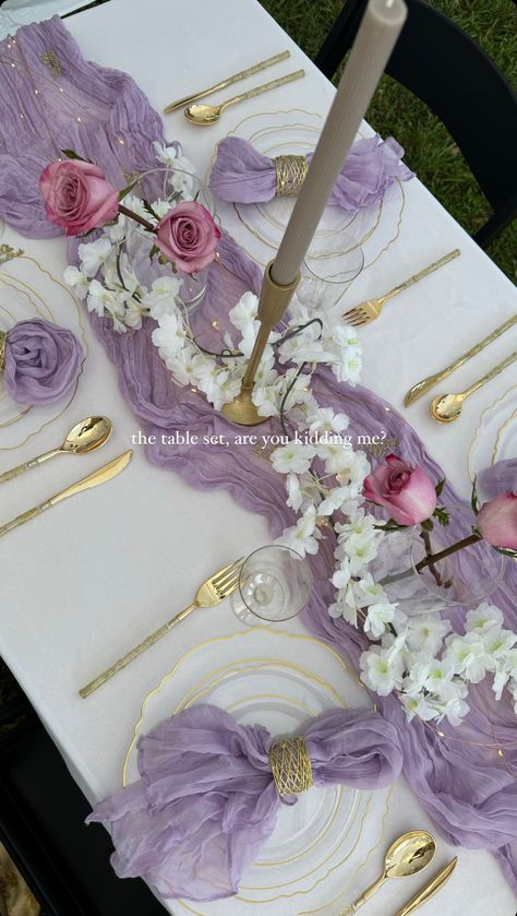 Purple Pink And Gold Quince, Bridgeton Centerpieces, Tea Party Bouquet, Cute Party Table Set Up, Color Scheme Party Ideas, Table Design For Party, Lavender 21st Birthday Ideas, Purple Tea Party Aesthetic, Lavender And White Party Decorations