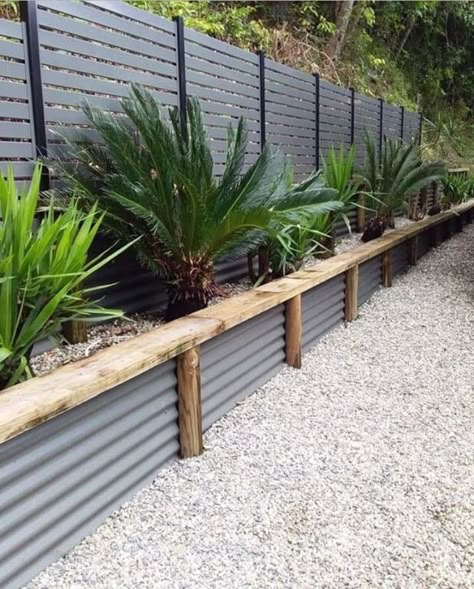 Ooooh 😍 Now THIS gives us some total #fence & #landscapedesign envy! Love the combo of #aluminium slat fencing with #colorbond & the�… Tin Retaining Wall, Slatted Privacy Fence, Green Fence Ideas, Plants For Privacy Fence, Garden Beds Along Fence, Planter Fence, Colorbond Fence, Slat Fencing, Backyard Garden Beds