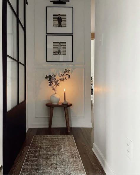 End Of Hallway, Narrow Hallway Decorating, Corner Decor, Casa Vintage, Small Hallways, Hall Decor, Hallway Decor, Home Entrance Decor, Neutral Home