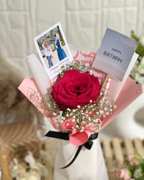 Photo Bouquet Handmade, Birthday Bouquet For Him, Birthday Gift Packing Ideas, Birthday Bouquet Ideas For Her, Polaroid Bouquet, Flower Bouquet For Birthday, Photo Flower Bouquet, Friends Birthday Gift Ideas, Explosion Box Design