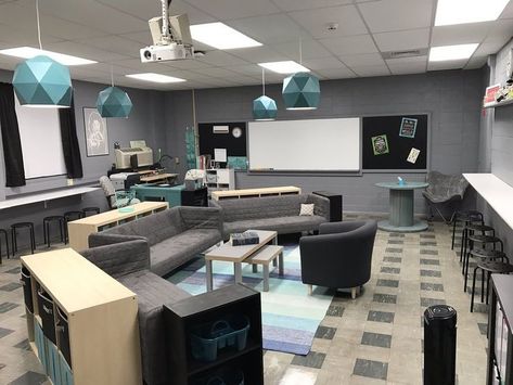 Classroom Couch Ideas, Classroom Library Seating, Teachers Lounge Makeover, Classroom Seating Arrangements, Library Seating, Flexible Seating Classroom, Staff Lounge, Student Lounge, Classroom Interior