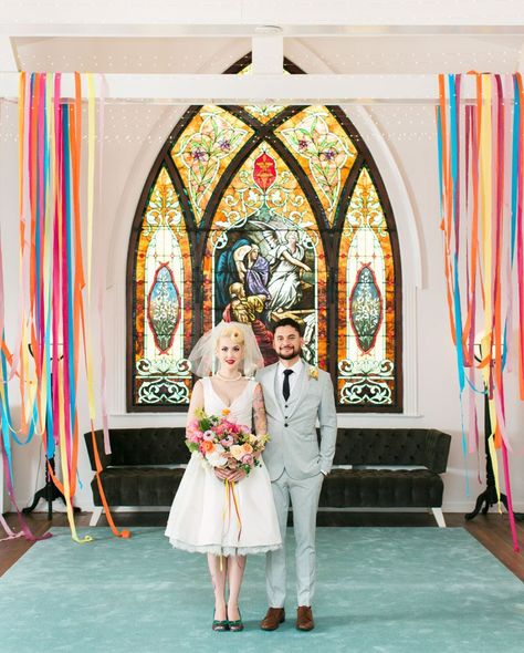 Colorful Los Angeles Inspiration Bright Retro Wedding, Vibrant Vintage Wedding, Pop Culture Wedding Ideas, Kitsch Wedding Decor, Maximalist Wedding Decor, Kitchy Wedding, Campy Wedding, Vibrant Maximalist, Maximalist Wedding