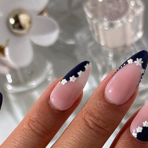 pearlie pressed | diy nail art | gel x on Instagram: "navy blue spring nails 🫐☁️ - what do you think?  using @beetlesgelpolish “floral rhapsody”  [flower nails, flower nails art, pink flower nails, flower nails inspo, flower almond nails, spring flower nail art, flower nail art, flower nail art design, hand painted flower nail art, nail art with flower, simple flower nail, nail inspo, nail inspiration, nails inspo 2024, long nails inspo, trendy nails designs, trendy nails for 2024]  #flowernailart #flowernail #flowernaildesign #flowernailsart #flowernails🌺 #flowernails #floralnails #floralnailart #nailswithflowers #springnails #springnailart #pinkflowernails #flowernailinspo #frenchtipnails" Pink And Blue Nails Flowers, Gel Nails Floral Design, Side Flower Nail Design, Easy Blue Nail Art, Navy Almond Nails Design, Baddie Nail Designs Blue, Nail Art Inspo 2024, Black Nail Designs With Flowers, Classy Flower Nails