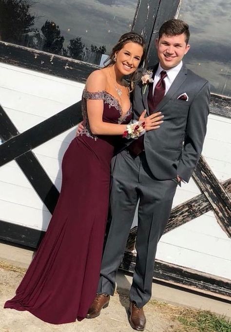 Maroon Prom Couple, Wine Red Prom Dress, Tux Prom, Vestidos Color Vino, Diy Tutu Dress, Prom Tux, Burgundy Wedding Theme, Farewell Dresses, Dress With Applique