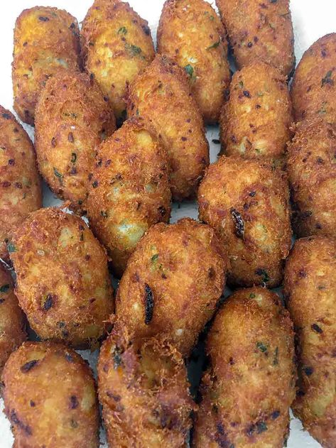 Cod Fritters Recipe, Cod Fritters, Cod Fish Cakes, Pasties Recipes, Cod Fish Recipes, Portugal Food, Portuguese Desserts, Fritters Recipe, Portuguese Cuisine