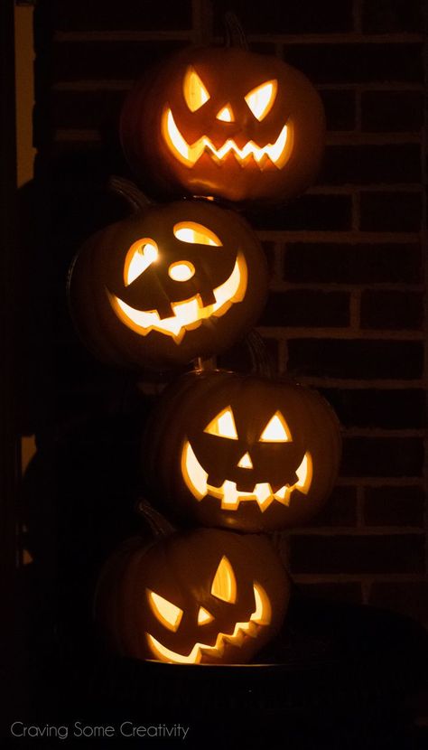 DIY Stacked Pumpkin Heads - cute and easy Halloween decoration idea to put in your yard or porch. Stacked Pumpkin Topiary, Pumpkin Topiaries, Pumkin Decoration, Scarecrow Ideas, Pumpkin Heads, Halloween Front Door Decorations, Halloween Decor Diy, Cute Halloween Decorations, Halloween Front Doors