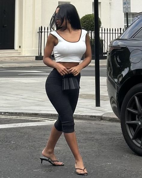 Capri Leggings Outfit Black Women, Capris Outfit Black Women, Flipflops Outfits Women, Courtside Baddie, Glamour Style, Black Capris Outfit, Short Leggings Outfit, Classy Girly Outfits, Capri Leggings Outfit