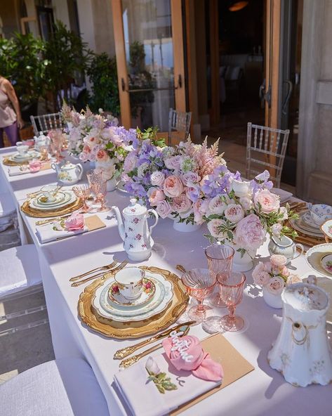 Bridgerton Bridal Shower Table Setting, Soft Wedding Decorations, Pastel Floral Table Arrangements, Tea Party Plates Table Settings, Outdoor Floral Party, Regency Table Settings, Feminine Dinner Party, Bridal Tea Party Table Setting, Bridgeton Bridal Shower Theme