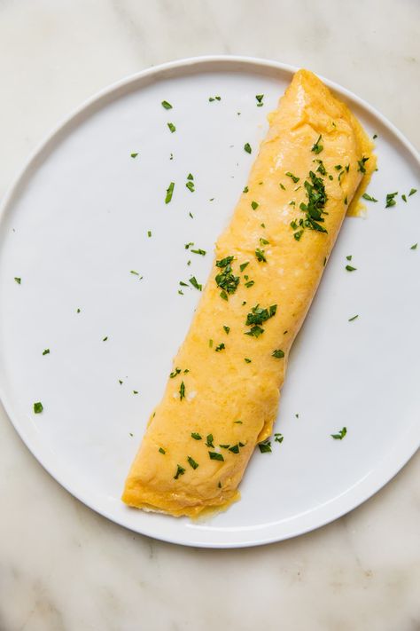 Three ingredients and some major technique create what is arguably the most iconic French recipe—a classic French omelette. How To Make A French Omelette, The Perfect Omelette, Dairy Free Omelette Recipe, Classic French Omelette, Breakfast Fine Dining, French Omelette Recipe, French Omlet Recipes, Boursin Omelette, How To Make An Omelette