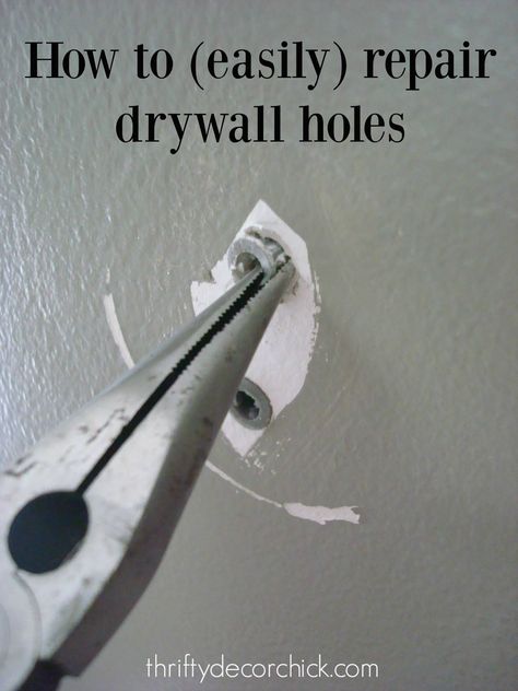 How to easily repair holes made from anchors in drywall. Repair Drywall Hole, Film Decor, Do It Yourself Decoration, Patch Hole, Thrifty Decor Chick, Drywall Repair, Home Fix, Diy Home Repair, Nail Holes