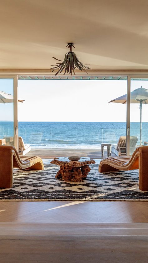 Malibu Beach House | Proper Hotels and Residences Beach House California Malibu, Best Beach Houses, Ultra Modern Beach House, Beautiful Homes By The Sea, Beach House Hawaii Interior Design, Beautiful Beach Houses Coastal, Zen Beach House, Elle Home Decor, Beachside House Interior Design