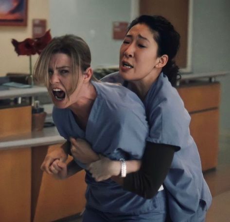 Greys Anatomy Shooting, Meredith Gray, Cristina And Meredith, Meredith And Christina, Christina Yang, Grey's Anatomy Doctors, Grays Anatomy Tv, Greys Anatomy Funny, Nurse Aesthetic