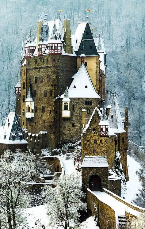 German Castle Burg Eltz | Juan Valdivieso Vicuña | Flickr Burg Eltz Castle, German Castles, Small Castles, Old Castle, Chateau Medieval, Fairytale Castle, Voyage Europe, Beautiful Castles, Medieval Castle