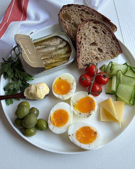 a gorgeous summery snack plate featuring crusty bread 🍞, jammy eggs🥚, tomatoes 🍅, thinly sliced cucumbers 🥒, our lemony + garlicky Little Sardines 🐟, cheese 🧀, butter 🧈, fresh herbs 🌿, and olives 🫒!! make it this week 🌞!! 📷 @mykitchencupboard 💛 Eggs And Cucumber, Snack Board Lunch, Snack Plate Meals, Vegetarian Snack Plate, Sardine Snack Ideas, Snack Plate Healthy, Sardine Breakfast, Snack Plate Lunch, Healthy Snack Plate