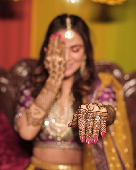 All About Wedding Shenanigans Of Shraddha Arya & Rahul Sharma! Mehendi Photography Bridal, Mehendi Photoshoot, विवाह की फोटोग्राफी की मुद्राएं, Haldi Photoshoot, Mehendi Photography, शादी की तस्वीरें, Indian Bride Poses, Indian Bride Photography Poses, Bride Photos Poses