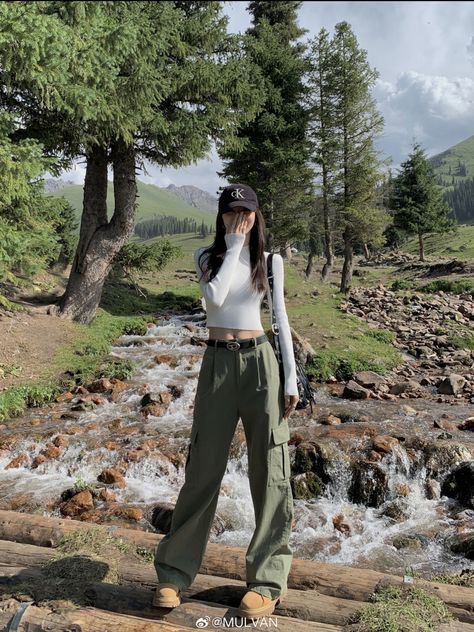 Cute Hiking Outfit, Boyish Outfits, Woman In Suit, Simple Casual Outfits, Hiking Outfit Women, 사진 촬영 포즈, Korean Casual Outfits, Style Korea, Stylish Photo Pose