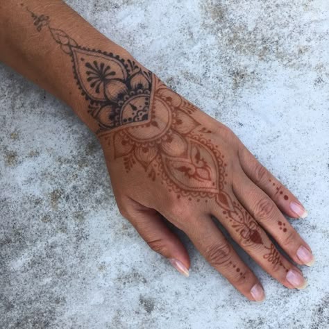 Henna Tattoo Designs Palm, Henna Palm, Henna Sleeve, Palm Henna Designs, Palm Henna, Cute Henna Designs, Spiritual Tattoo, Optical Illusion Tattoos, Illusion Tattoos