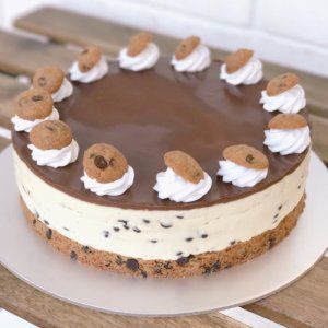 Choc Chip Cheesecake Recipes, Chocolate Cookie Cheesecake, Cookie Cake Cheesecake, Chocolate Chip Cookies Cheesecake, Chocolate Chip Cookie Cheesecake Recipes, Cookie Bottom Cheesecake, Cookie Cheesecake Recipes, Choc Chip Cheesecake, No Bake Chocolate Chip Cheesecake