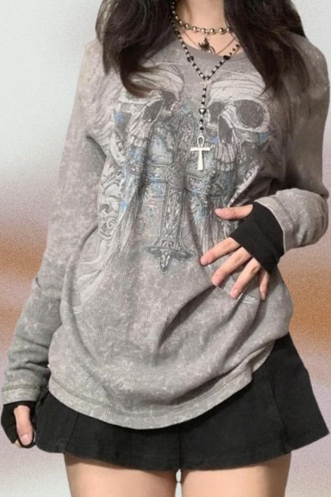 Round neck, letter print, long sleeve, drop shoulder, oversized tees, pullovers, fashionable. #amazon #amazonfinds #amazonbestsellers #tee #top #shirt #roundneck #longsleeve #graphicprint #dropshoulder #oversized #gothic #y2k #skull #cross #grey Gothic Tops Women, Shirt With Chains, Grunge Long Sleeve, Punk Style Outfits, Casual Halloween, Gothic Tops, Y2k Long Sleeve, Alt Style, 2000s Aesthetic