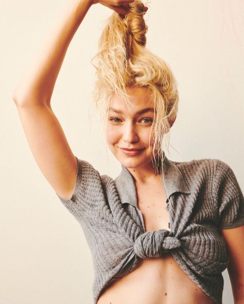 Guest In Residence, Gigi Style, Hadid Sisters, Dating Women, Shotting Photo, V Magazine, Knitwear Design, Gigi Hadid, Bella Hadid