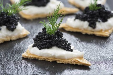 Caviar and Crackers Caviar Canapes, Caviar Appetizers, Beluga Caviar, Salmon Caviar, Food Project, Clay Food, Black Caviar, Daily Meals, Gourmet Recipes