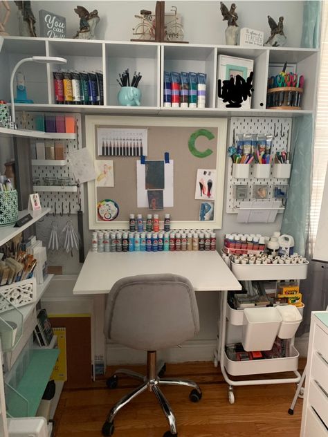 Small space Craft/Art Organization Studio Idea Small Art Room Organization, Diy Corner Craft Table, Organized Art Desk, Small Art Desk Ideas, Aesthetic Art Studio Ideas, Art Supplies Storage Closet, Art Space Setup, Home Art Desk, Small Art Studio Design