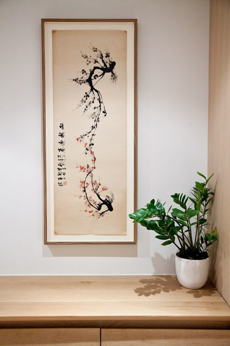 Japanese Scrolls in the house. Want. Here, a scroll next to a ZZ plant. Japanese Wall Scroll, Diy Japanese Decor, Japanese Decor Ideas, Asian Themed Bedroom, Japanese Bedroom Decor, Japanese Frame, Japanese Bedroom Ideas, Sumie Painting, Japanese Inspired Bedroom