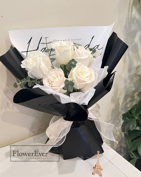 Bouquet Of Flowers Black And White, Guy With Flowers Bouquets, White Black Bouquet, Boys Flower Bouquet, Flowers For Men Gift Man Bouquet Boyfriends, Flower For Man Birthday, Boquetes Of Flowers For Boyfriend, White Flower Bouquet Birthday, Boquetes Of Flowers For Guys