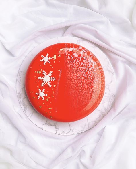 Christmas Mirror Glaze Cake, Christmas Entremet, Mirror Cakes, Glaze Cake, Christmas Mirror, Mirror Glaze Cake, Mirror Cake, Cake Christmas, Modern Cakes