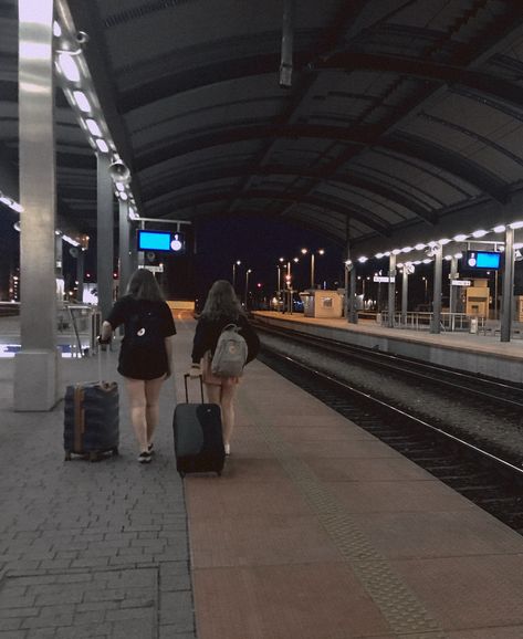 Train Aesthetic Friends, Travelling With Best Friend, Best Friends Goals, Bff Travel, Friends Goals, You Are My Moon, Photo Recreation, Vision Board Pictures, Night Train