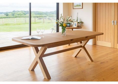 Oak Dining Tables | Top Furniture Open Plan Lounge, Lounge Kitchen, Round Dining Table Modern, Rustic Wooden Table, Open Plan Kitchen Dining, Large Dining Table, Small Dining Table, Furniture Trends, Oval Table Dining