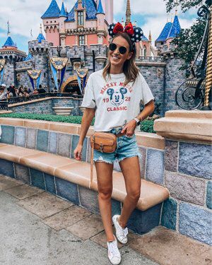 Disney Works Outfits, Disney Park Outfit Spring, Mom Disney Outfit Summer, Disney World Outfits Women Summer, Disneyland Outfit Ideas Summer, Disney Summer Outfits Women, Disney Day Outfits, Disney Outfits Women Winter, Disneyland Outfits Spring