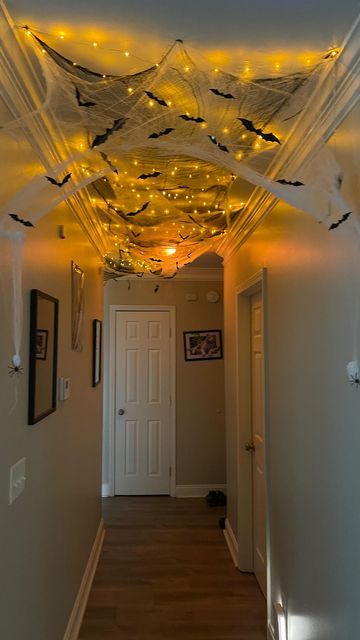 Spooky Decorations House, Halloween Costume Party Decorations, Halloween Interior Decor Party, Indoor Spooky Halloween Decor, Decorations For Halloween Party, Halloween Costume Party Decor, Halloween Decorations Ideas Diy, Halloween Home Decorations Indoor, Halloween Party Home Decor