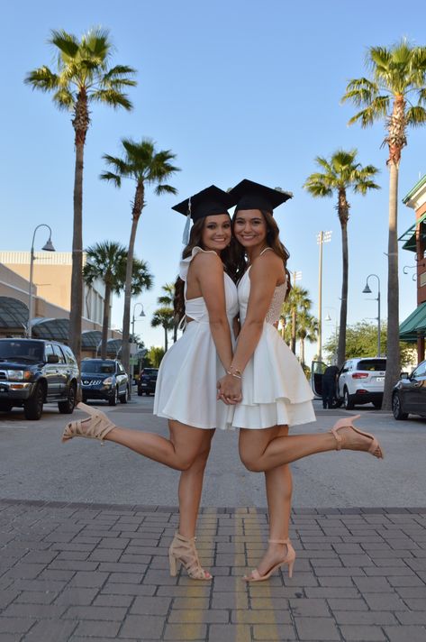 Best Friend Graduation Shoot, Cute Grad Pics With Friends, Graduation Outside Photoshoot, Poses For Graduation Photos With Friends, Graduation Poses With Best Friend, Graduation Pic Ideas With Friends, Two People Graduation Pictures, Funny Grad Pics, Best Friend Grad Pics