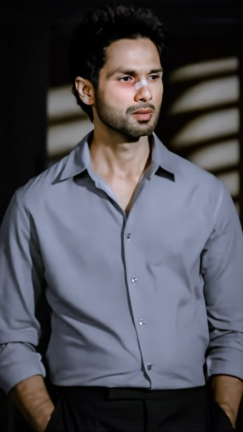 Sahid Kapur Image, Kabir Singh Dp, Kabir Singh Wallpapers, Taxi Invoice, Kabir Singh Shahid Kapoor, Formal Dress For Men, Kabir Singh, New Movie Images, Mens Smart Casual Outfits