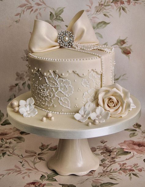 beige lace, pearls and rose cake Hat Box Cake, Torte Creative, Patisserie Fine, Gift Box Cakes, Cakes Design, Torte Cupcake, Elegant Wedding Cakes, Elegant Cakes, Unique Cakes