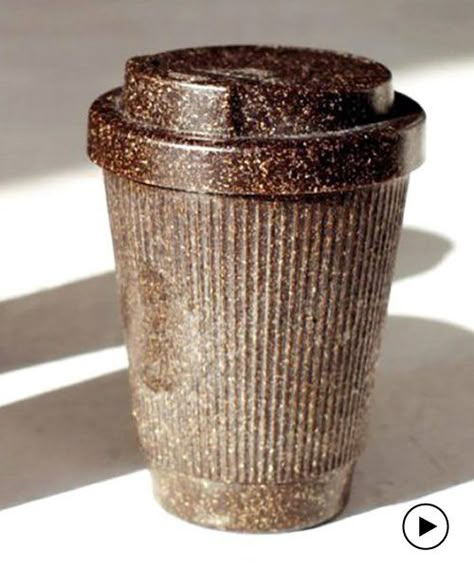 kaffeeform reusable coffee cups are made from old recyclable coffee grounds Biggby Coffee, Edible Cups, Clever Coffee, Recycle Design, Environmentally Friendly Living, Reusable Packaging, Reusable Coffee Cup, Glass Coffee Cups, Sustainable Furniture