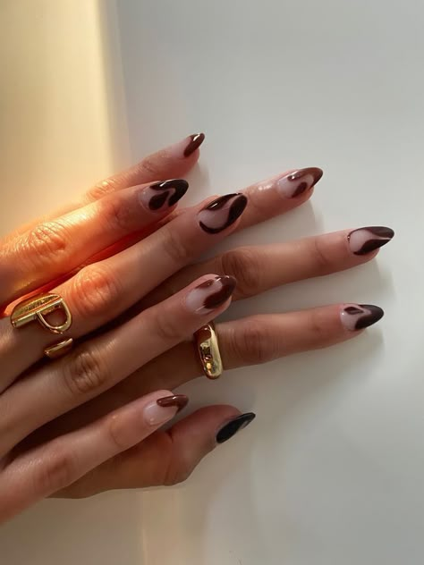 Stylish Nails Fall, Nail Inspo For September, Brown Outline Nails, Brow Nail Ideas, Nail Art On Brown Nails, Brown Boho Nails, Unique Brown Nails, Brow Nail Designs, Fall Nails Trendy Designs