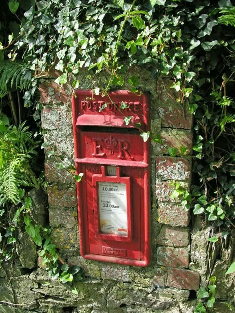 Box Aesthetic, Vintage Mailbox, Post Boxes, Mail Boxes, Beautiful Places To Live, Storybook Cottage, Cottage Charm, Mysterious Places, County House