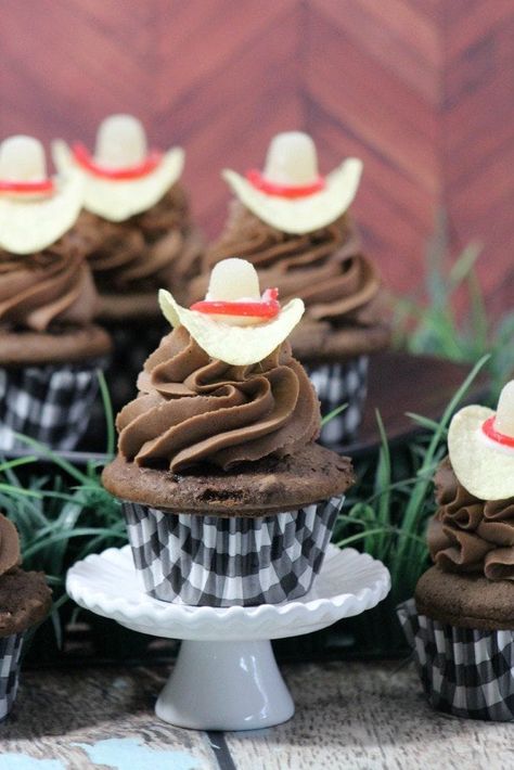 Country Music Birthday Cake, Western Snacks, Stampede Party, Farewell Brunch, Cowboy Cupcakes, Cowboy Birthday Cakes, Hat Cupcakes, Cowboy Cakes, Rodeo Birthday Parties