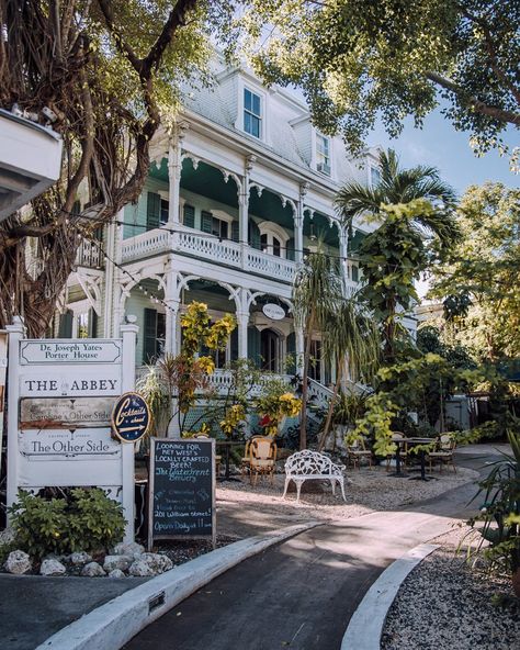 Heading to Key West? Here are the most Instagrammable places in Key West so that you hit all the best photo spots! From Smathers Beach and Dry Tortugas National Park to the Ernest Hemingway Museum and a giant mural of a reef and marine life, you'll find all of the best photo spots here! These 31 locations are also some of the best things to do in Key West, so you'll want to add them to your itinerary anyway! Just be sure to bring your camera, so you can save these memories forever! Key West Outfits, Key West Florida Vacation, Key West Photos, Travel Key West, Key West Vacations, Dry Tortugas National Park, Dry Tortugas, Most Instagrammable Places, Key West Fl