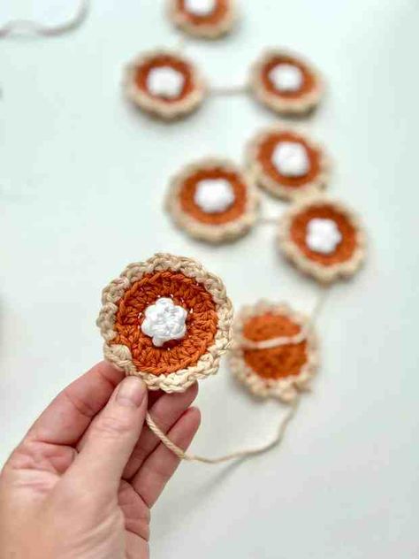 Pumpkin Pie Crochet Garland, Free Crochet Patterns Websites, Crochet Free Pattern Halloween, Crochet Patterns Thanksgiving, Pumpkin Pie Crochet Pattern, Cute Halloween Crochet Patterns, Quick Fall Crochet Patterns Free, Crochet Cornucopia Free Pattern, Free Autumn Crochet Patterns