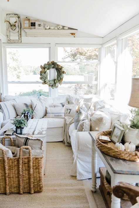 Neutral fall decor - A cozy farmhouse fall sunroom. A must pin for cozy fall decor inspiration! Fall Sunroom, Farmhouse Sunroom, Rustic Farmhouse Living Room, Liz Marie, Sunroom Decorating, Sunroom Designs, Modern Farmhouse Living Room, Farmhouse Fall Decor, Cozy Farmhouse