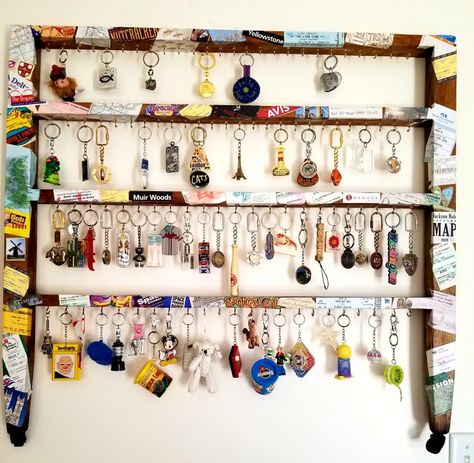 Key Chain Wall, Display Keychain Collection, Keychain Hanger Wall, Keyring Collection Display, Keychain Souvenir Display, Souvenir Decor Ideas, Keychain Storage Ideas, Ways To Display Keychains, Key Display Ideas