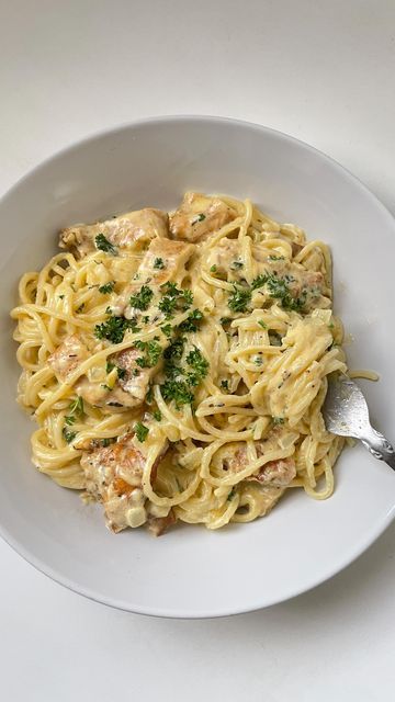 Gouda Cheese Recipes, Parsley Chicken, Cheesy Pasta Recipes, Creamy Spaghetti, Pasta Fresh, Creamy Chicken Pasta, Gouda Cheese, Cheesy Pasta, Chicken Spaghetti