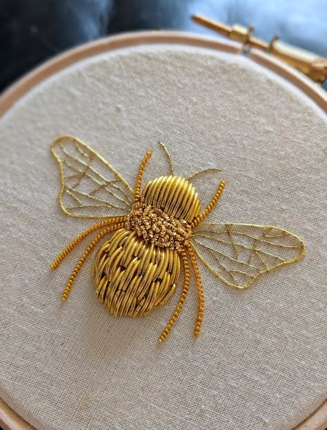 Gold Embroidery Designs, Product Introduction Design, Small Embroidery Patterns, Small Embroidery Designs, Embroidery Goldwork, Insect Embroidery, Embroidery Products, Goldwork Embroidery, Gold Work Embroidery