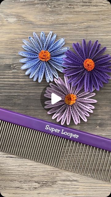 Quilling Flowers Tutorial Step By Step, Paper Quilling Ideas, Quilling Patterns Tutorials, Quilling Flowers Tutorial, Quilled Snowflakes, Quilling Videos, Aster Flowers, Quilling Flower Designs, Quilled Flowers