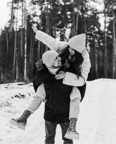 Snow Photography Couples, Snowy Couple Pictures, Couple Winter Photoshoot, Winter Couple Pictures, Couple Photography Winter, Christmas Couple Photos, Country Couple Pictures, Christmas Couple Pictures, Snow Couple