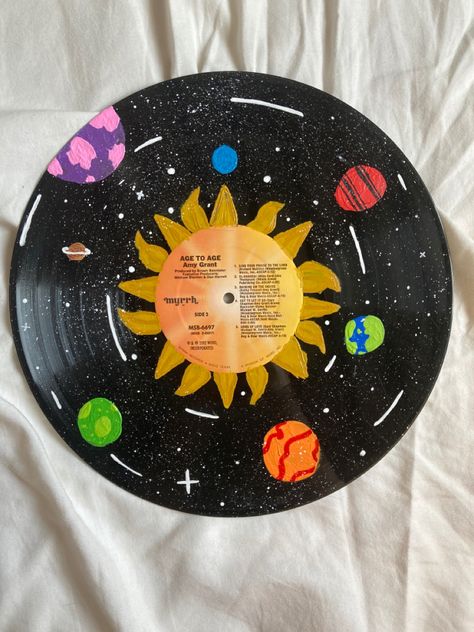 What To Paint On Vinyl Records, Simple Record Painting Ideas, Painting A Record, Painted Vinyl Records Aesthetic, Painting On Records Vinyls, Record Painting Ideas Aesthetic, Vinyl Painting Ideas, Record Painting Ideas Easy, Lp Painting